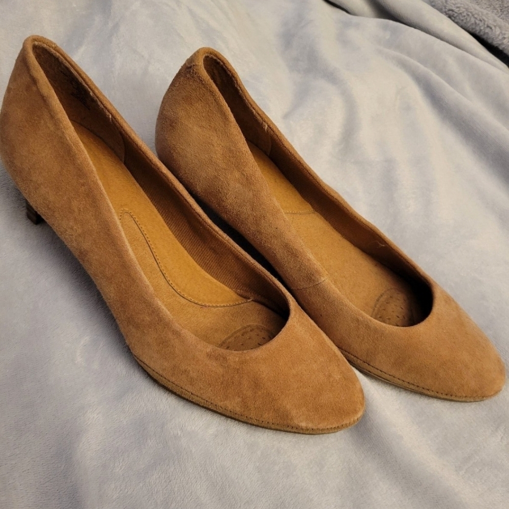 I love comfort brown tan suede heels pumps with cushioned footbed size 8.5